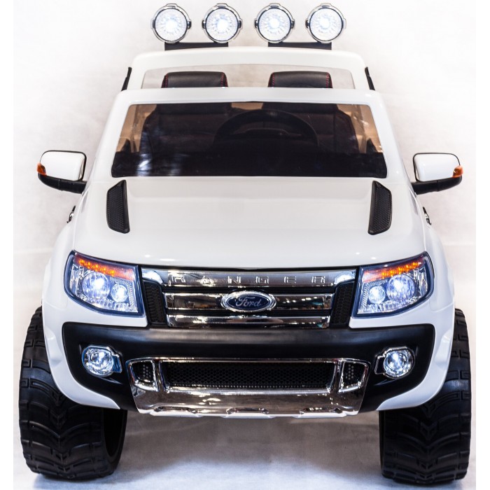 Электромобиль Toyland Ford RangerFord Ranger Электромобиль Toyland Ford RangerFord RangerЭлектромобиль Toyland Ford Ranger для ребенка от 1 года до 8 лет развивает скорость до 7 км/ч. Открывающиеся двери, огни фар и фонарей, а так же возможность включить свою музыку или радио делают этот электромобиль похожим на такой же, как у взрослых. Ваше внимание сразу привлечет наличие панели приборов с подсветкой и автомагнитола. На руле имеются кнопки, отвечающие за регулировку громкости данной музыкальной системы, и клаксон. Также вы сможете переключать любимые треки простым нажатием на соответствующую кнопку. Установленная музыкальная система поддерживает карту памяти, также у нее имеется USB-выход, AUX и радиоприемник. Автомобиль может достичь скорости равной 7 км/ч. Это возможно благодаря мощному аккумулятору 12V/7Ah и двум двигателям по 35W. У модели тщательно проработан вопрос светового оформления. Светодиодные фары машины светятся, как у настоящей. Также имеются габариты и задние фонари. Всего у автомобиля 3 скорости, из которых: две вперед и одна назад. Их переключение осуществляется с помощью пульта ДУ, а для плавного набора скорости просто равномерно нажимайте на педаль газа. Радиус действия пульта дистанционного управления составляет 30 м, работает по Bluetooth.<br>