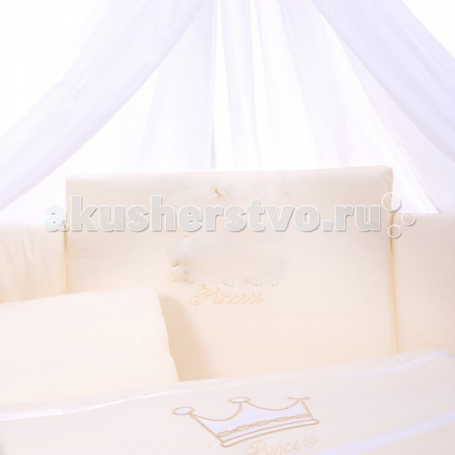 Комплект в кроватку Tuttolina Princess (6 предметов)Princess (6 предметов) Комплект в кроватку Tuttolina Princess (6 предметов)Princess (6 предметов)Комплект Tuttolina Princess произведен из 100% польского хлопка. Набор пошит из комбинации приятных глазу цветных тканей, а прелестная аппликация в виде короны поможет малышу расслабиться и спокойно уснуть. Состав комплекта из 6 предметов: защитное ограждение 360 х 30 см/40 см (у изголовья) из 4-х частей на молнии; Наполнитель - силиконизированный синтепон, который не боится глажки утюгом пододеяльник на молнии 105 см х 135 см наволочка 40 см х 60 см на молнии простыня 120 см х 60 см на резинке одеяло 100 см х 130 см подушка 58 см х 38 см материал: 100% хлопок Tuttolina - польская торговая марка, которая специализируется на изготовлении качественного детского постельного белья для самых маленьких. В пошиве всех изделий ТМ Tuttolina используются 100% натуральные, гипоаллергенные ткани, такие как хлопок и сатин, которые имеют европейский сертификат качества и очень популярны в Европе. Tuttolina изготавливает экологически чистое постельное белье для новонарожденных, наполнением которого является натуральный материал Trevira Bioactive. Этот наполнитель содержит в себе экстракт Алоэ Вера и обработан ионами серебра. В биоактивных волокнах Trevira действует активный фактор, гарантирующий постоянный антибактериальный эффект, на который не влияет стирка и использование изделия. Одеяло и подушка Tuttolina получили сертификат соответствия Медицинских изделий, выданный ITB Moratex. Кроме того в подушку и одеяльце для новонарожденного добавлен натуральный экстракт Алоэ, который обеспечивает здоровый и спокойный сон малыша, положительно влияет на кожу и не вызывает аллергии.<br>