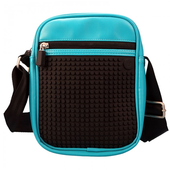Upixel Пиксельная сумка Ambler shoulder bag WY-A018Пиксельная сумка Ambler shoulder bag WY-A018 Upixel Пиксельная сумка Ambler shoulder bag WY-A018Пиксельная сумка Ambler shoulder bag WY-A018Upixel Пиксельная сумка Ambler shoulder bag WY-A018 компактная, удобная и стильная сумка! Подойдёт для всего самого необходимого что нужно иметь с собой, а это кошелёк, мобильник или небольшой планшет, визитница, ручка, ещё как вариант швейцарский нож, всё выше перечисленное данный аксессуар вместит в себе и разместится через плечо на крепком ремешке. Особенности: размеры: 21,5 х 17 х 6,2 см вес: 0,36 кг поверхность: 21 ряд, 20 линий материал: ткань 100% ЭКО кожа подкладка: 100% полиэстер панель: 100% силикон размер пикселей: маленький пиксели в комплекте: 240 шт. дополнительно: фирменный буклет с возможными вариантами изображений. Сумка оснащена крепким регулируемым по длине ремешком с металлической фурнитурой. Снаружи имеется карман на брендированной застёжке, скрытый под силиконовой панелью. Обладает просторным отделением, с открытым кармашком, расположенным изнутри по спинке.<br>