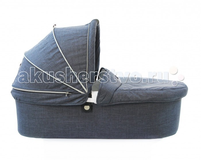 Люлька Valco baby External Bassinet для Snap/Snap 4External Bassinet для Snap/Snap 4 Люлька Valco baby External Bassinet для Snap/Snap 4External Bassinet для Snap/Snap 4Люлька Valco baby External Bassinet для Snap/Snap 4. С этой люлькой прогулка будет комфортной и легкой. Просторная и удобная, люлька очень понравится малышу, ведь даже во время самого долгого путешествия ребенок будет чувствовать себя комфортно. Регулируемый капюшон защитит не только от дождя, но и от излишне яркого солнца. Удобная ручка для переноски, интегрированная в капюшон, исключительно понравится маме, ведь так модель можно не только переносить, но и использовать в качестве колыбельки, если вдруг придется задержаться в гостях. Прочные материалы и устойчивые к загрязнению ткани делают модель еще более привлекательной, а оригинальные дизайн не оставит равнодушным даже самого строгого ценителя прекрасного. Особенности: высококачественные экологически чистые металл, пластик, текстиль полностью безопасные для детей соответствует европейским и российским стандартам безопасности предназначена для малышей от рождения современный, оригинальный дизайн регулируемый капюшон с солнцезащитным козырьком капюшон люльки имеет открывающееся вентиляционное окошко, а также полог с отворотом удобная ручка для переноски интегрирована в капюшон легко устанавливается на шасси cовместимость с моделями колясок Valco Baby Snap, Valco Baby Snap 4 устойчивая к загрязнениям ткань максимальный вес ребенка: 9 кг. Размеры и вес: Внешние размеры с открытым капюшоном (дхшхв): 84х40х58.5 см Внутренние размеры (дхшхв): 79х30х18 см Вес: 3.2 кг.<br>
