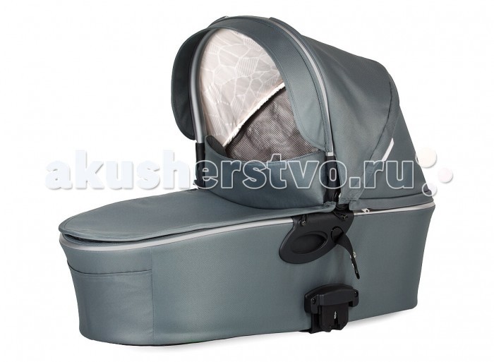 Люлька X-Lander X-Pram QX-Pram Q Люлька X-Lander X-Pram QX-Pram QЛюлька X-Lander X-Pram Q. Просторная люлька с удобной ручкой для переноски. При помощи специальных адаптеров (приобретаются отдельно) устанавливается на шасси колясок X-Lander. Особенности: ручка для переноски очень удобно расположена в верхней части люльки, и при подъеме люлька держится ровно, без наклонов вперед или назад в передней части капюшона имеется отверстие для вентиляции, которое в свою очередь обтянуто москитной сеткой, что очень удобно в теплое время года, а во все остальное время оно надежно скрыто тканью (на молнии), которая не пропускает ветер все внутренние ткани сделаны из 100% хлопка, и очень легко снимаются для стирки благодаря креплению на молнии, а внешние ткани водоотталкивающие и не продуваются ветром с помощью ремешка справа на люльке Вы с легкостью можете подобрать любое удобное положение подголовника для Вашего малыша также справа на люльке имеется карман на молнии, но скорее всего это больше дизайнерское решение, нежели отсек для хранения чего-либо. Размеры и вес: Вес 4.2 кг Размер 75х20х31 см.<br>
