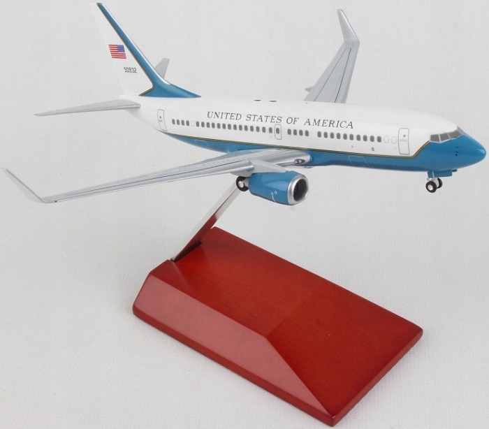       737-700 1:144